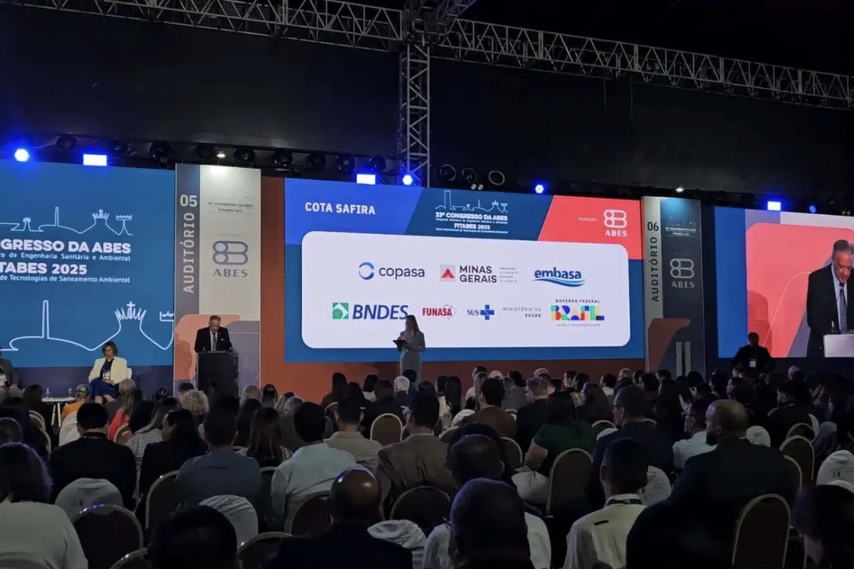 Palco com painéis de LED no 33º Congresso da ABES